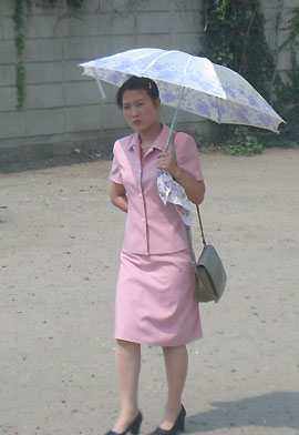 영광역 뒷길에서 만난 평양의 아가씨. 양산을 든 여성들이 많이 보인다. 